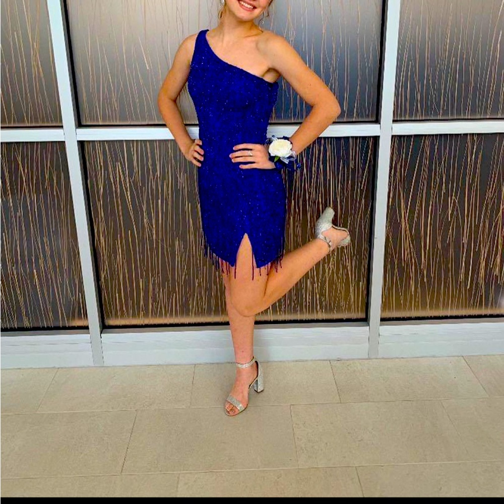 hoco dress was 550$ selling for 183$